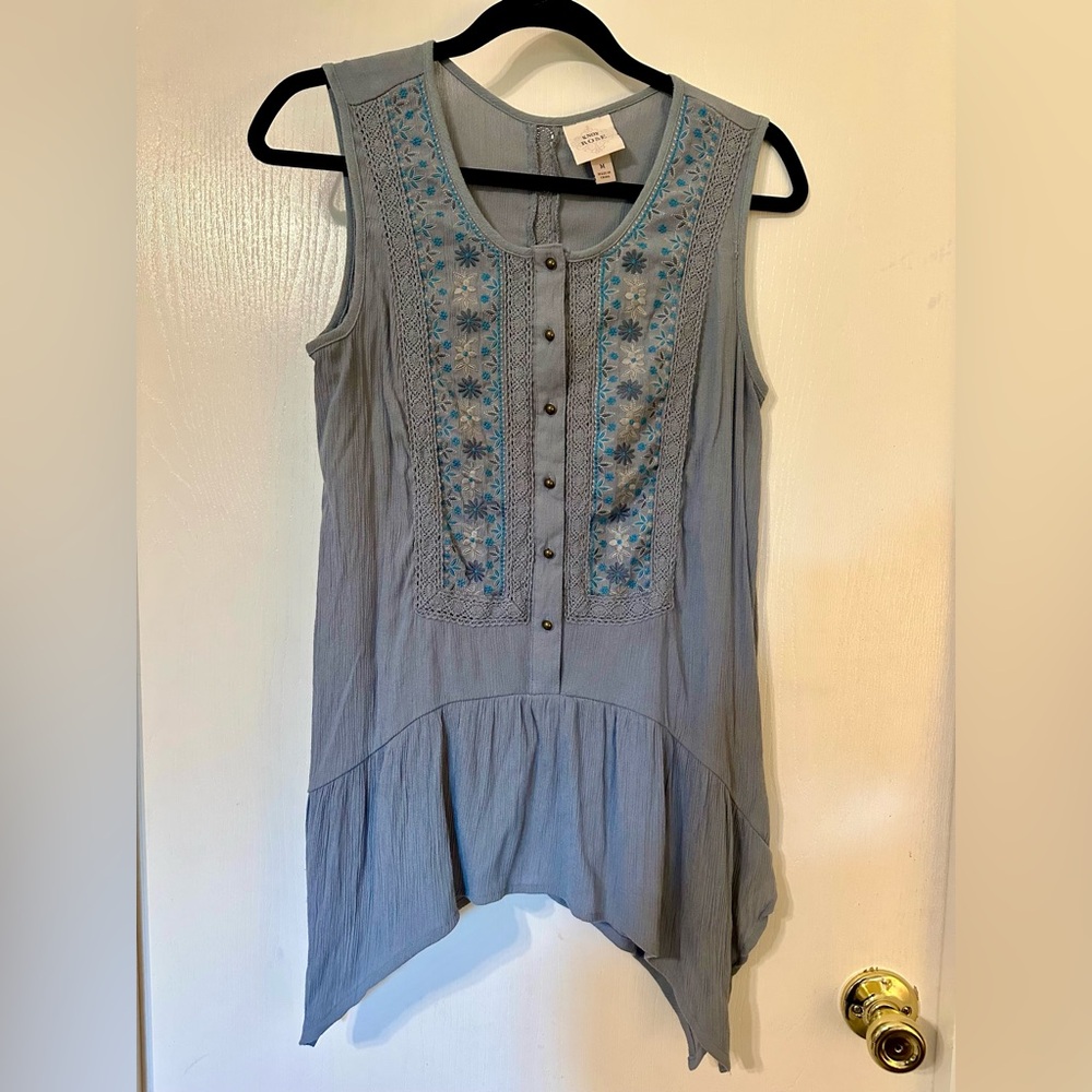 Knox Rose sleeveless embroidered lace trim top. Size medium